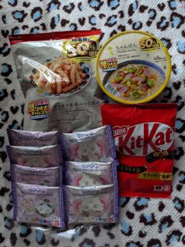 お菓子類 食品詰め合わせ(チョコレート、あられ、ラーメン、グミ)+おまけ(チョコ、お菓子)