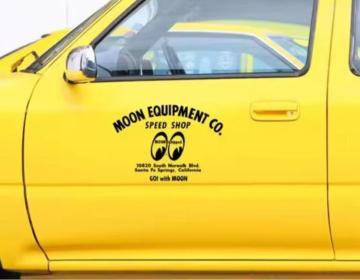 �V�i�@ MOONEYES �]�ʃX�e�b�J�[�@�@�@�@30cmx21cm ���[���A�C�Y�@�u���b�N