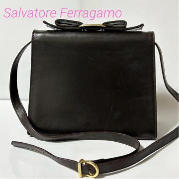 Salvatore Ferragamo �t�F���K�� ���@�����{�� �J�[�t ���U�[ �V�����_�[�o�b�O �u���E�� �S�[���h����