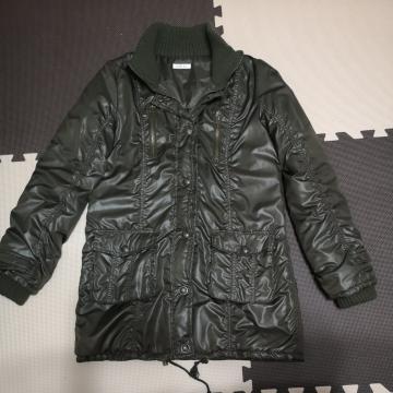 カーキ色ダウンジャケット