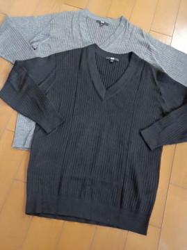 UNIQLO★あったか薄手Vネックセーター.カットソー★新品同様★役立つ黒★ユニクロ★送料半額★