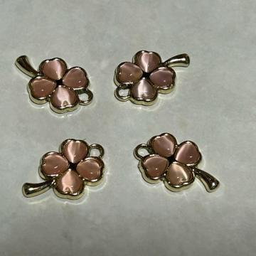 四葉のクローバー 4個 アクセサリー制作用