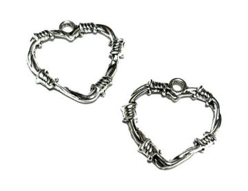 503 金属パーツ 2個 有刺鉄線のハート型チャーム 銀色 大きめ◯
