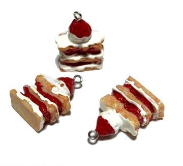 057 ケーキのチャーム 大きめ苺のミルフィーユ 3個 樹脂パーツ スイーツ◯