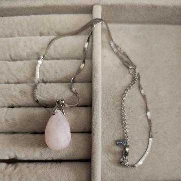 �s���N�N�H�[�c�̃l�b�N���X