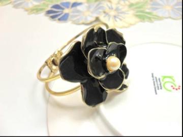 新品 ゴシックアンティーク黒花ブレスレットバングル