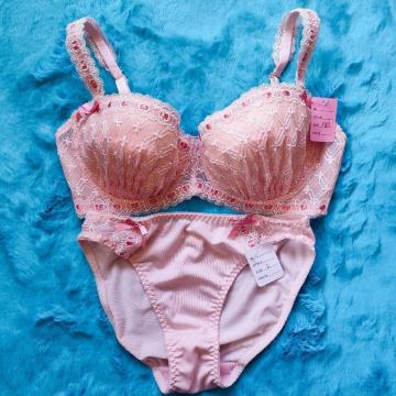 リボン通しがエロカワッ。。F85×L。。小悪魔ジャガード刺繍ブラジャー&ショーツセット。。グラマー大きいサイズ