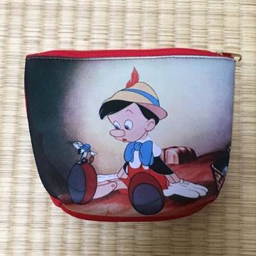 ディズニー・ピノキオ柄台形ポーチ。