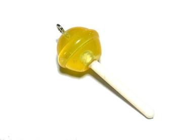 676 ロリポップキャンディ 1個 レモン色 樹脂パーツ チャーム お菓子◯