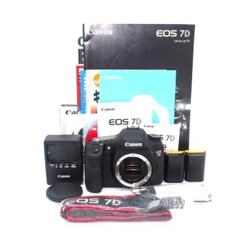 �����E�o�b�e���[2�t����Canon 7D �{�f�B��