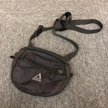 ���� Reebok ���[�{�b�N �|�V�F�b�g �V�����_�[�o�b�O �u���b�N