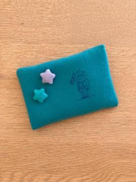 �n���h���C�h���ӂ�����|�P�b�g�e�B�b�V���P�[�X