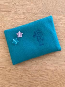 �n���h���C�h���ӂ�����|�P�b�g�e�B�b�V���P�[�X