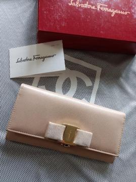 Ferragamo܂蒷zɔiifGY큚@tFKz300~