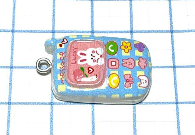 826 水色チェック柄 ラブリーな携帯電話 1個 樹脂パーツ アクセサリーチャーム スマホ < ペット/手芸/園芸 826 水色チェック柄 ラブリーな携帯電話 1個 樹脂パーツ アクセサリーチャーム スマホ < ペット/手芸/園芸の