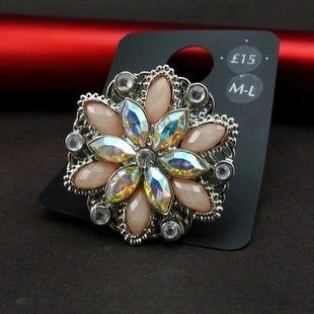 新品MARKS & SPENCERアンティーク調花ストーンリング指輪 < 女性アクセサリー/時計  新品MARKS & SPENCERアンティーク調花ストーンリング指輪  < 女性アクセサリー/時計の
