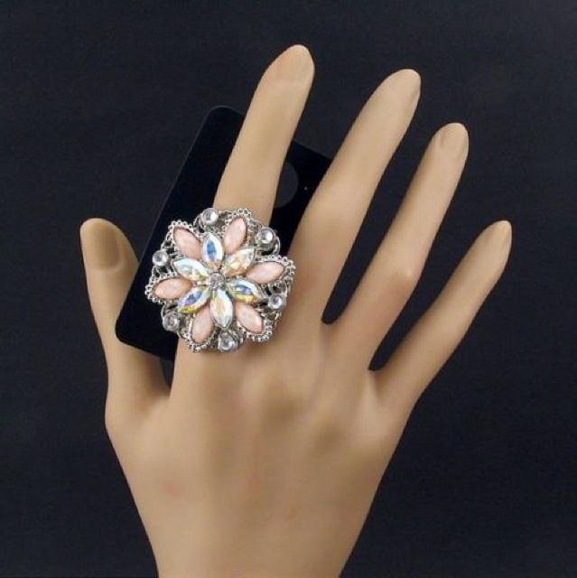 新品MARKS & SPENCERアンティーク調花ストーンリング指輪 < 女性アクセサリー/時計  新品MARKS & SPENCERアンティーク調花ストーンリング指輪 < 女性アクセサリー/時計の