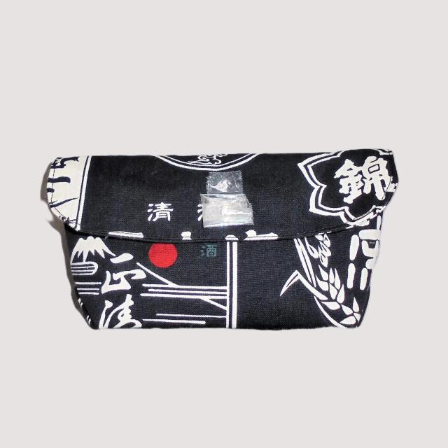 ◆Japanesque日本酒ラベル×黒地◆被せ蓋ポーチ【横長】 < 女性ファッション ◆Japanesque日本酒ラベル×黒地◆被せ蓋ポーチ【横長】 < 女性ファッションの