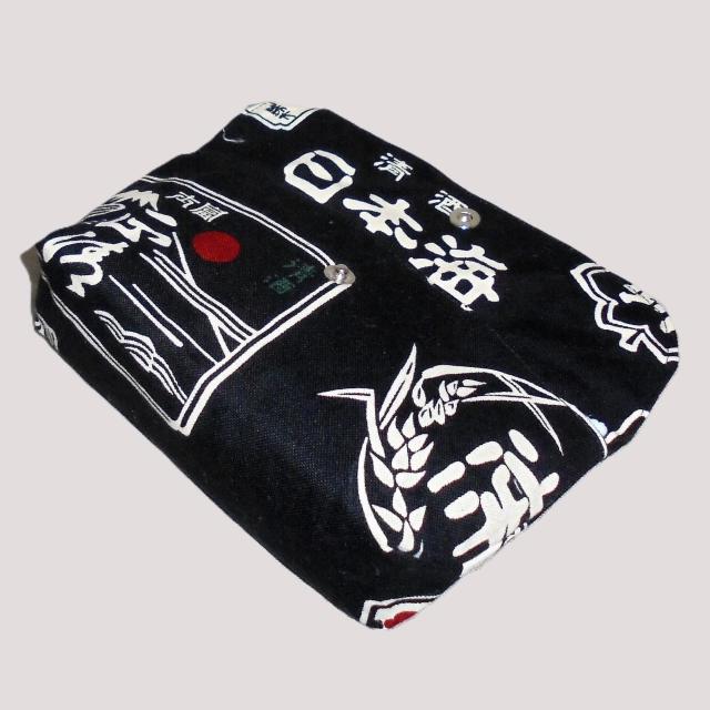 ◆Japanesque日本酒ラベル×黒地◆被せ蓋ポーチ【横長】 < 女性ファッション ◆Japanesque日本酒ラベル×黒地◆被せ蓋ポーチ【横長】 < 女性ファッションの