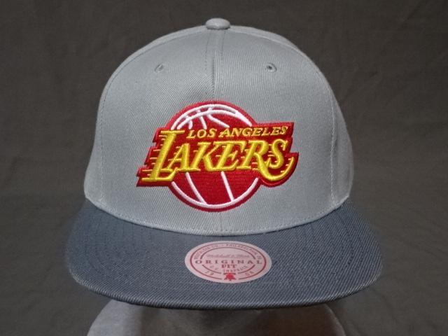 【Mitchell & Ness】 NBAバスケ ロサンゼルス レイカーズ ロゴ刺繍入りキャップ < 男性ファッション  【Mitchell & Ness】 NBAバスケ ロサンゼルス レイカーズ ロゴ刺繍入りキャップ  < 男性ファッションの