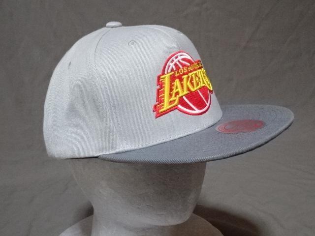 【Mitchell & Ness】 NBAバスケ ロサンゼルス レイカーズ ロゴ刺繍入りキャップ < 男性ファッション  【Mitchell & Ness】 NBAバスケ ロサンゼルス レイカーズ ロゴ刺繍入りキャップ < 男性ファッションの