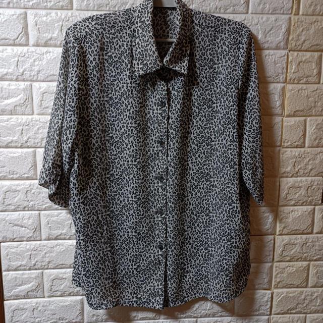 USED★ヒョウ柄 半袖オープンシャツグレー系 < 女性ファッション  USED★ヒョウ柄 半袖オープンシャツグレー系  < 女性ファッションの