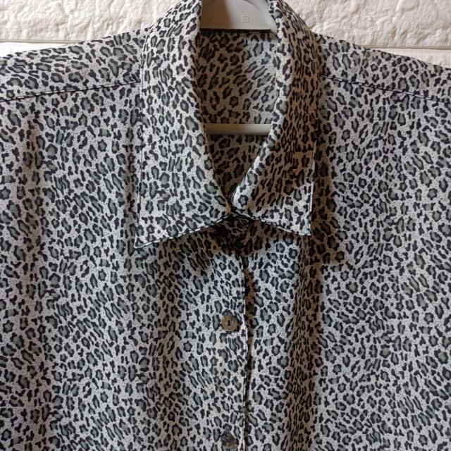 USED★ヒョウ柄 半袖オープンシャツグレー系 < 女性ファッション  USED★ヒョウ柄 半袖オープンシャツグレー系 < 女性ファッションの