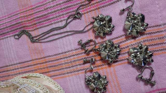 ジルコンクリア&黄色 小さく揺れる イヤリング●紫も有ります < 女性アクセサリー/時計  ジルコンクリア&黄色 小さく揺れる イヤリング●紫も有ります < 女性アクセサリー/時計の