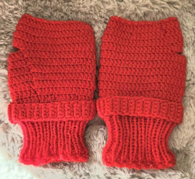 赤色のアクリル毛糸で編んだハンドウォーマに同じ赤色の毛糸でバンドを編み可愛いお花のボタンを付け袖口はゴム編みです。 < ペット/手芸/園芸 赤色のアクリル毛糸で編んだハンドウォーマに同じ赤色の毛糸でバンドを編み可愛いお花のボタンを付け袖口はゴム編みです。 < ペット/手芸/園芸の