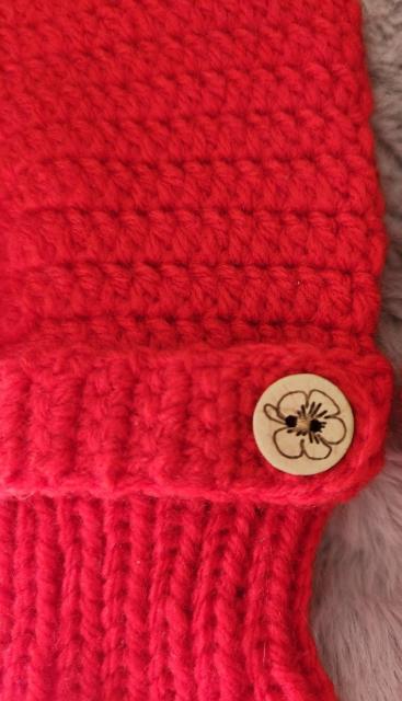 赤色のアクリル毛糸で編んだハンドウォーマに同じ赤色の毛糸でバンドを編み可愛いお花のボタンを付け袖口はゴム編みです。 < ペット/手芸/園芸 赤色のアクリル毛糸で編んだハンドウォーマに同じ赤色の毛糸でバンドを編み可愛いお花のボタンを付け袖口はゴム編みです。 < ペット/手芸/園芸の