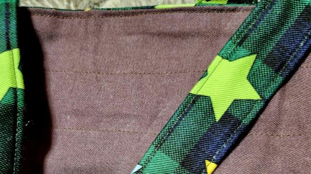 �ΐF�ƍ��F�̊i�q���̐��n�ɉ��F�A���F�A���ΐF�̂����l���̋В��o�b�N�ł��B �� �y�b�g/��|/���|�� 