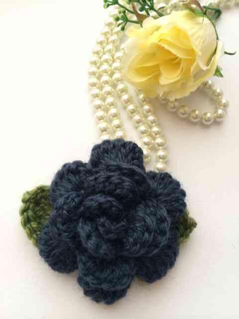 ハンドメイド ブローチ コサージュ 薔薇 ウール ネイビー ローズ < 女性アクセサリー/時計  ハンドメイド ブローチ コサージュ 薔薇 ウール ネイビー ローズ  < 女性アクセサリー/時計の