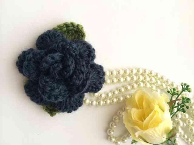ハンドメイド ブローチ コサージュ 薔薇 ウール ネイビー ローズ < 女性アクセサリー/時計  ハンドメイド ブローチ コサージュ 薔薇 ウール ネイビー ローズ < 女性アクセサリー/時計の