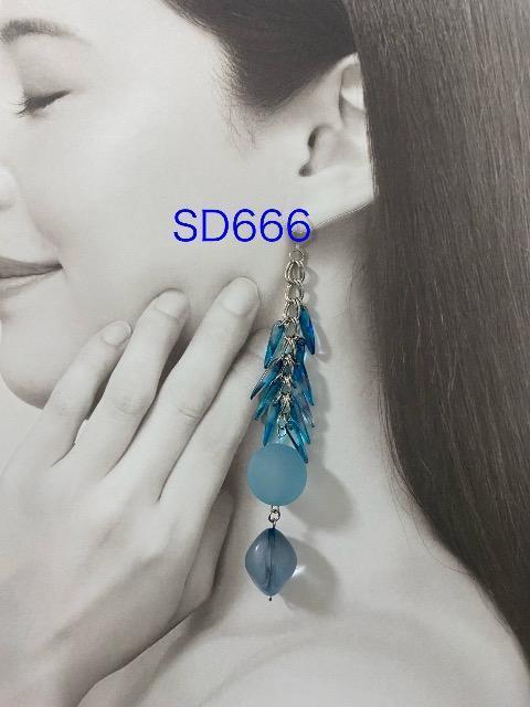 【樹脂ピアス】空色アクリルビーズとチェコダガービーズのピアス < 女性アクセサリー/時計  【樹脂ピアス】空色アクリルビーズとチェコダガービーズのピアス  < 女性アクセサリー/時計の