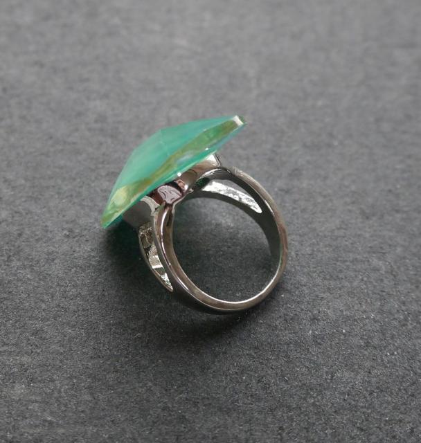 難あり ☆ 新品 アンティーク調エメラルド色リング指輪 16号 < 女性アクセサリー/時計  難あり ☆ 新品 アンティーク調エメラルド色リング指輪 16号 < 女性アクセサリー/時計の