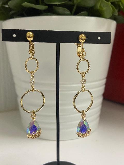 ハンドメイド しずくのチャームとメタルフープを使用したイヤリング オーロラ < 女性ファッション  ハンドメイド しずくのチャームとメタルフープを使用したイヤリング オーロラ  < 女性ファッションの