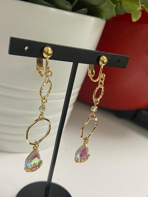 ハンドメイド しずくのチャームとメタルフープを使用したイヤリング オーロラ < 女性ファッション  ハンドメイド しずくのチャームとメタルフープを使用したイヤリング オーロラ < 女性ファッションの