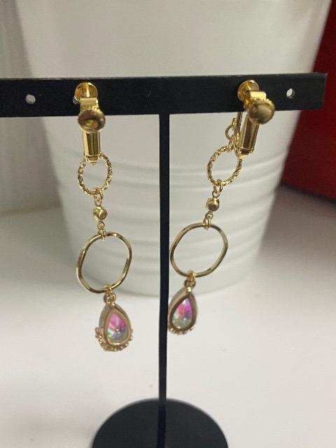 ハンドメイド しずくのチャームとメタルフープを使用したイヤリング オーロラ < 女性ファッション  ハンドメイド しずくのチャームとメタルフープを使用したイヤリング オーロラ < 女性ファッションの