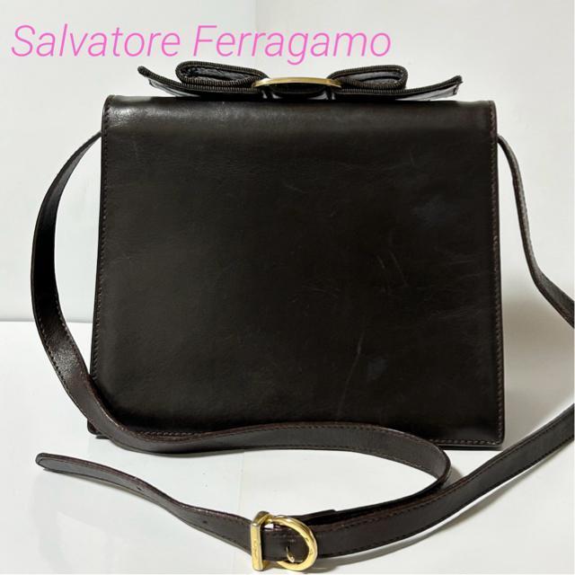 Salvatore Ferragamo �t�F���K�� ���@�����{�� �J�[�t ���U�[ �V�����_�[�o�b�O �u���E�� �S�[���h����  �� �u�����h�� 