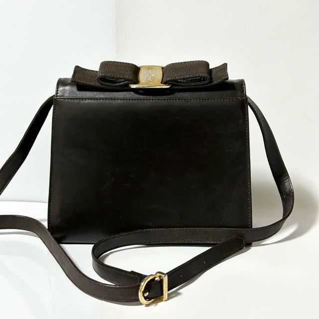 Salvatore Ferragamo �t�F���K�� ���@�����{�� �J�[�t ���U�[ �V�����_�[�o�b�O �u���E�� �S�[���h���� �� �u�����h�� 