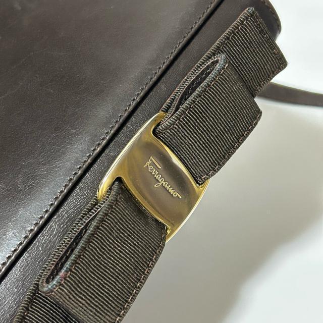 Salvatore Ferragamo �t�F���K�� ���@�����{�� �J�[�t ���U�[ �V�����_�[�o�b�O �u���E�� �S�[���h���� �� �u�����h�� 