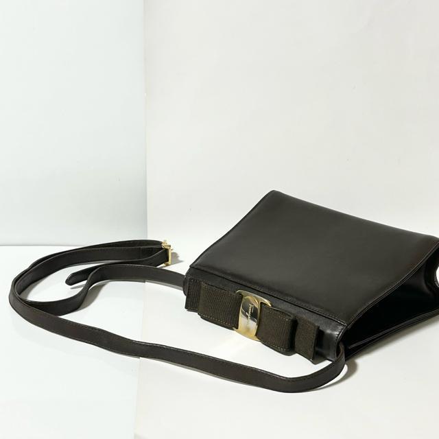 Salvatore Ferragamo �t�F���K�� ���@�����{�� �J�[�t ���U�[ �V�����_�[�o�b�O �u���E�� �S�[���h���� �� �u�����h�� 