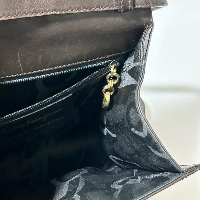 Salvatore Ferragamo �t�F���K�� ���@�����{�� �J�[�t ���U�[ �V�����_�[�o�b�O �u���E�� �S�[���h���� �� �u�����h�� 