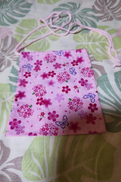 ★処分品★ピンク×桜蝶柄ナナメ掛巾着袋 < キッズ/ベビー  ★処分品★ピンク×桜蝶柄ナナメ掛巾着袋  < キッズ/ベビーの