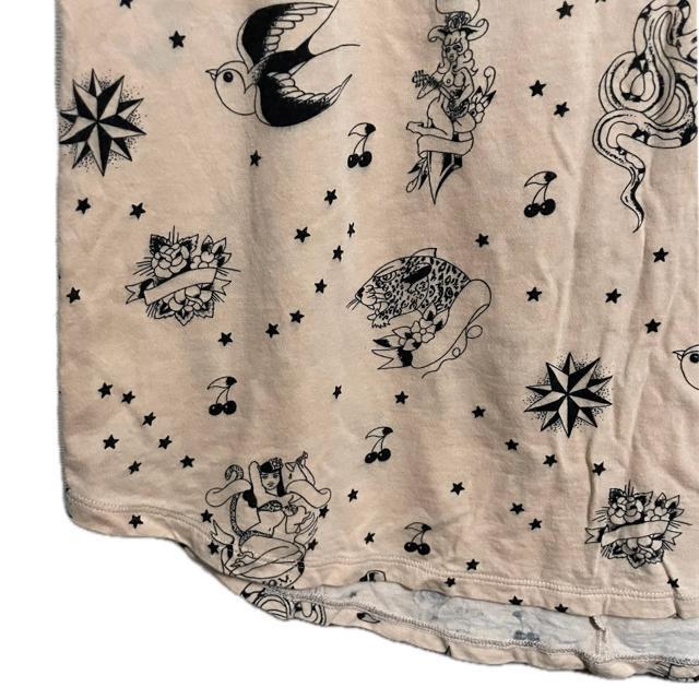 G.V.G.V. tatoo 総柄 半袖 オーバーサイズ カットソー < 女性ファッション G.V.G.V. tatoo 総柄 半袖 オーバーサイズ カットソー < 女性ファッションの