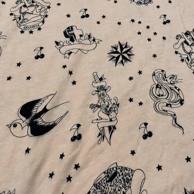 G.V.G.V. tatoo 総柄 半袖 オーバーサイズ カットソー < 女性ファッション G.V.G.V. tatoo 総柄 半袖 オーバーサイズ カットソー < 女性ファッションの