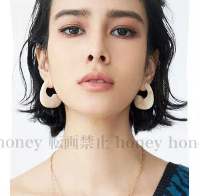 定価2,189円●EVRISエヴリス【新品】大理石マーブルカーブピアス●オフホワイト < ブランド 定価2,189円●EVRISエヴリス【新品】大理石マーブルカーブピアス●オフホワイト < ブランドの