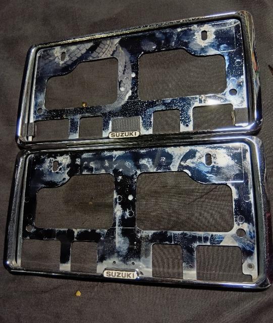 SUZUKI スズキ 純正 シルバーメッキナンバーフレーム ハスラー ラパン クロスビー アルト ワゴンR エブリイ等 2枚セット < 自動車/バイク SUZUKI スズキ 純正 シルバーメッキナンバーフレーム ハスラー ラパン クロスビー アルト ワゴンR エブリイ等 2枚セット < 自動車/バイク