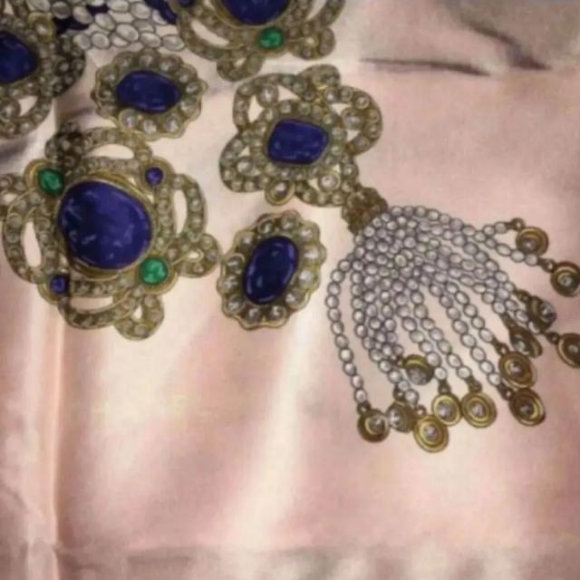 CHANEL シャネル シルクスカーフ 桜ピンク ジュエリー柄 シルク 宝石柄 < ブランド CHANEL シャネル シルクスカーフ 桜ピンク ジュエリー柄 シルク 宝石柄 < ブランドの
