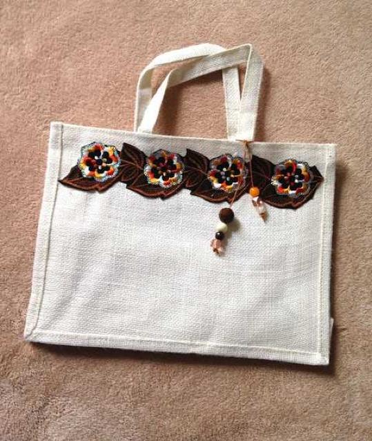 麻 ジュート トートバッグ◆スパンコール チャーム◆ホワイト < 女性ファッション  麻 ジュート トートバッグ◆スパンコール チャーム◆ホワイト < 女性ファッションの